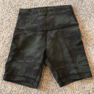 Lululemon Wunder Train Camo Biker shorts!!